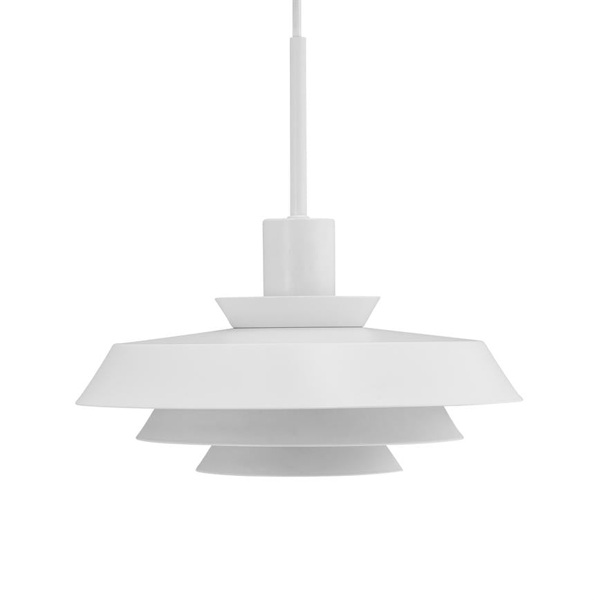 En hvid, flerlags pendel-lampe hænger i en kort ledning, afskærmer lyset med tre nedadgående skiver og fremstår mod en ensartet hvid baggrund.