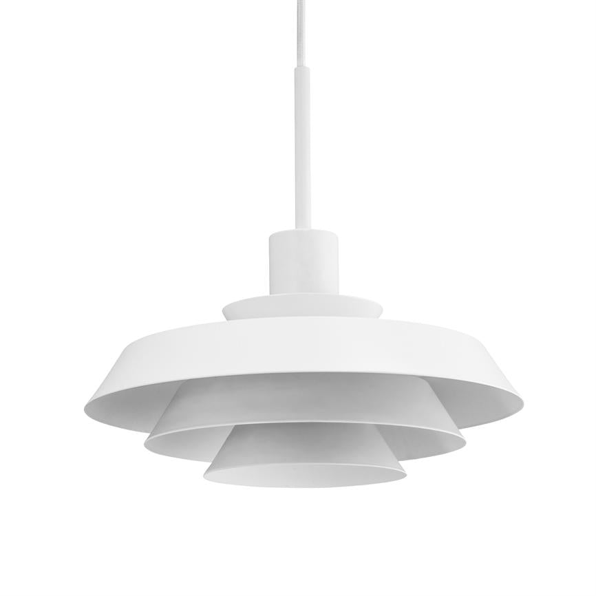En hvid pendel-lampe med cirkulære, lagdelte skærme hænger i en kort hvid ledning, set mod en ensartet hvid baggrund.