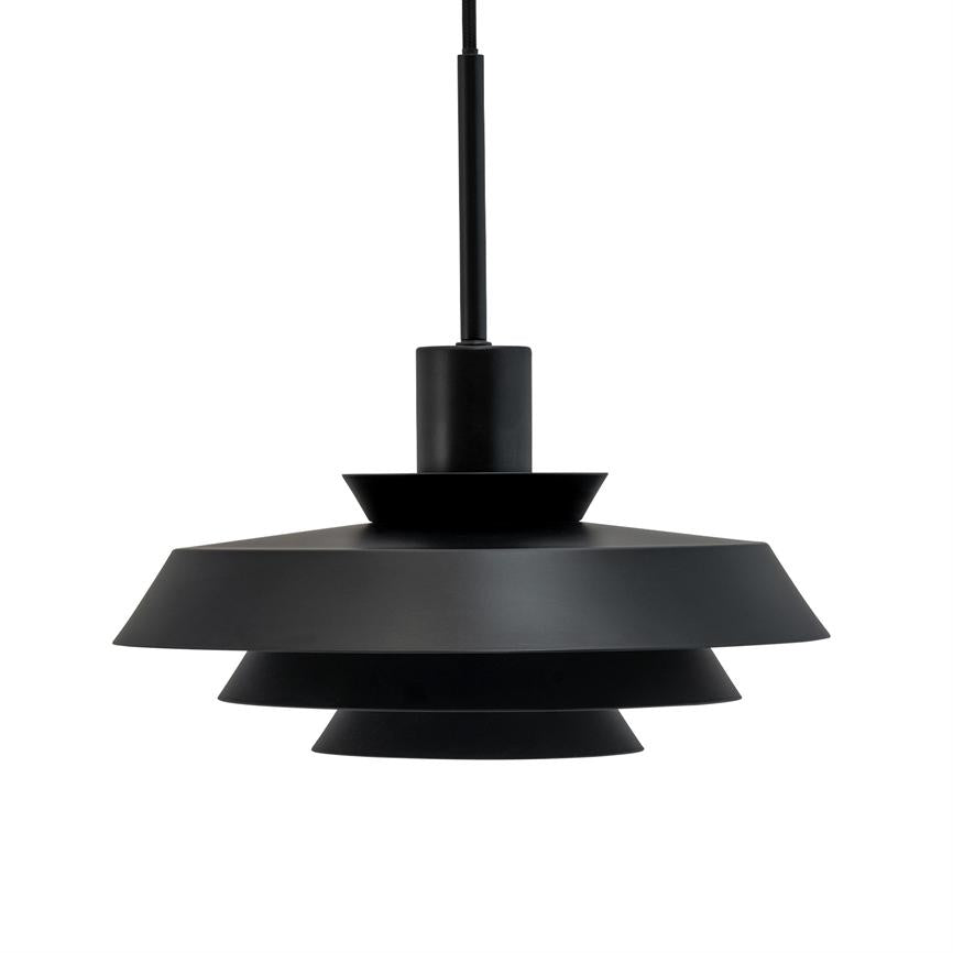 Sort, lagdelt pendel hænger i ledning; tre skålformede, stive skiver danner trappetrinsformet skærm med mat metalfinish, afbildet mod ensartet hvid baggrund.