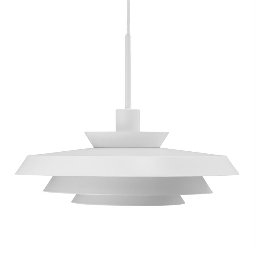 En hvid, flerlaget pendel-lampe hænger fra en ledning; skærmene danner brede, flade koniske ringe mod en ensartet hvid baggrund.