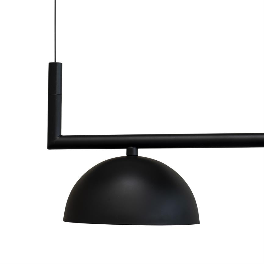 Sort pendellampe med halvkugleformet skærm, hænger fra en vandret metalstang og en tynd ledning; moderne, minimalistisk design isoleret mod en ren, hvid baggrund.