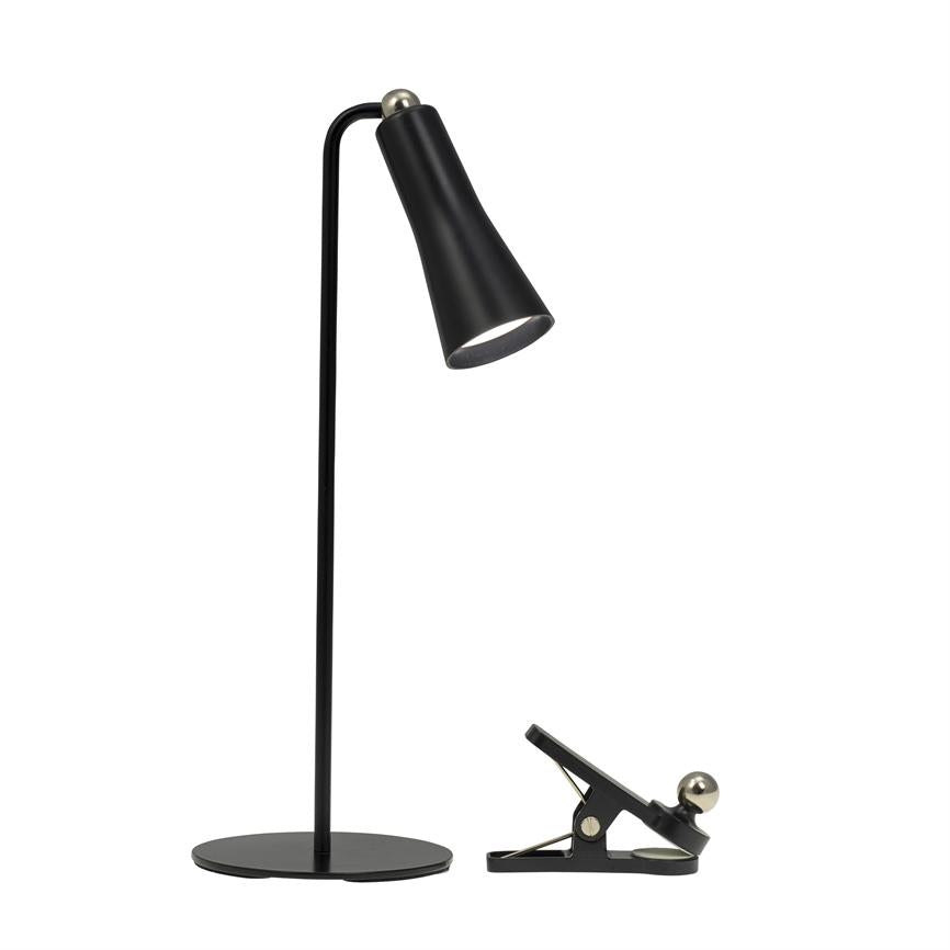 Skrivebordslampe med slank sort fod og vinklet kegleskærm lyser nedad; ved lampens side ligger en matchende sort klemme. Omgivelser: ensfarvet hvid baggrund.
