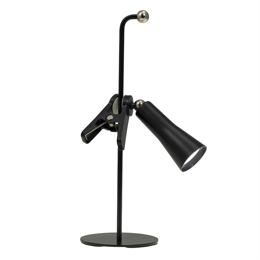 Bordlampe med klemme, lyser nedad; sort konisk skærm på justerbar arm, fastgjort til vertikal stang og rund base med metal kugleled.