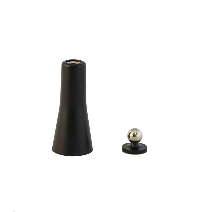 Sort, konisk magnetholder og lille magnetisk kugle på sort base står adskilt og opret på en ensartet hvid baggrund.