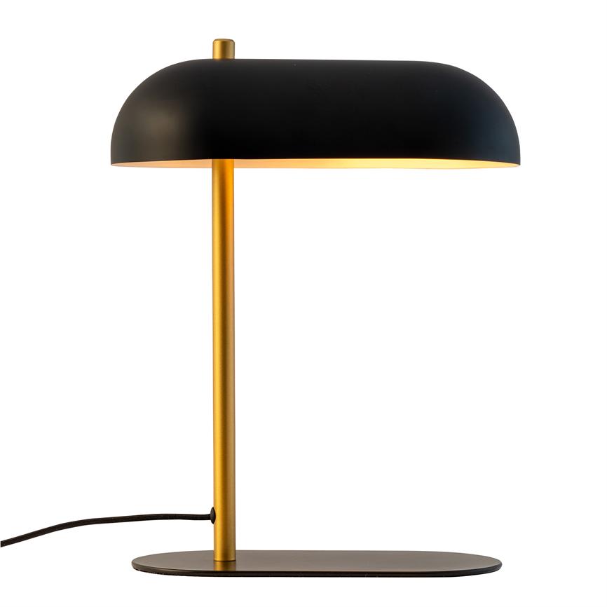 Bordlampe med sort kuppelskærm og guldfarvet stang; udsender varmt lys nedad; står på flad, oval sort fod med kabel mod venstre på hvid baggrund.