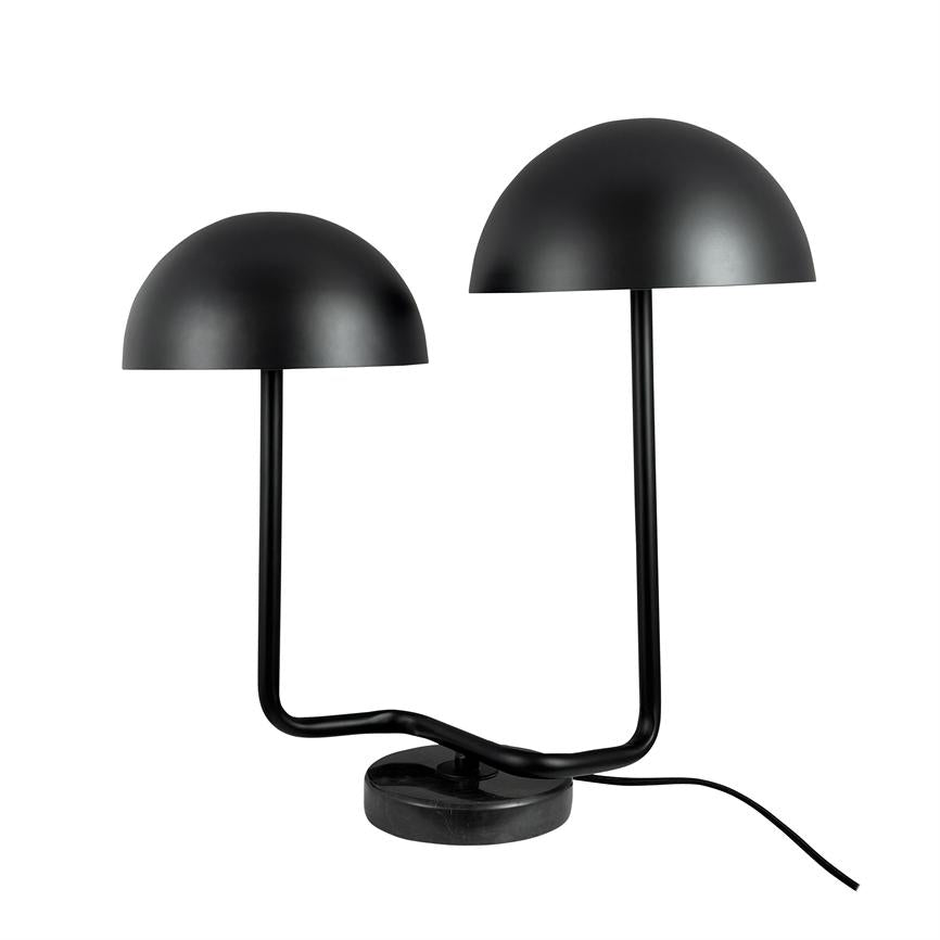 En sort bordlampe med to kuppelformede skærme, den ene højere end den anden, står på en rund base; buede metalstænger forbinder skærme og base, sort ledning på hvid baggrund.