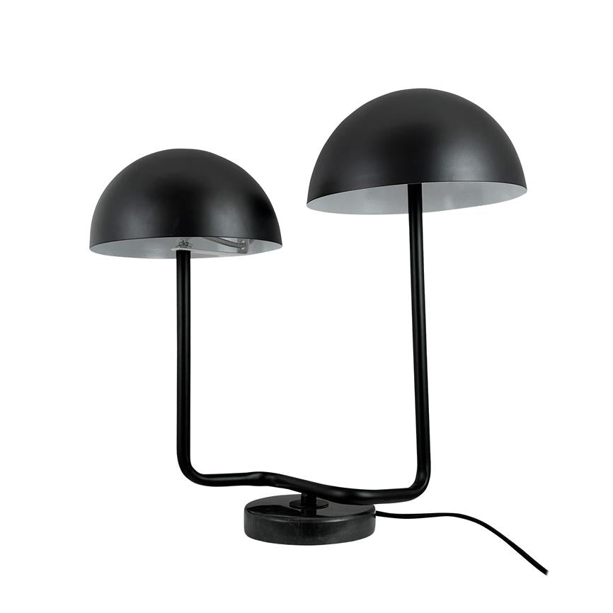 Sort bordlampe med to sorte kuppelformede skærme, hver siddende på buede stænger; står på rund sort base med synlig ledning mod hvid baggrund.