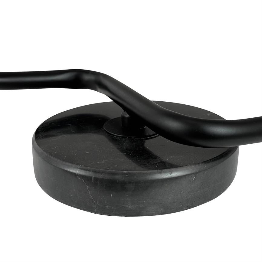 Rund sort base med en buet mat sort metalstang monteret ovenpå; stangen bøjer tværgående over basens centrum, placeret mod en neutral hvid baggrund.