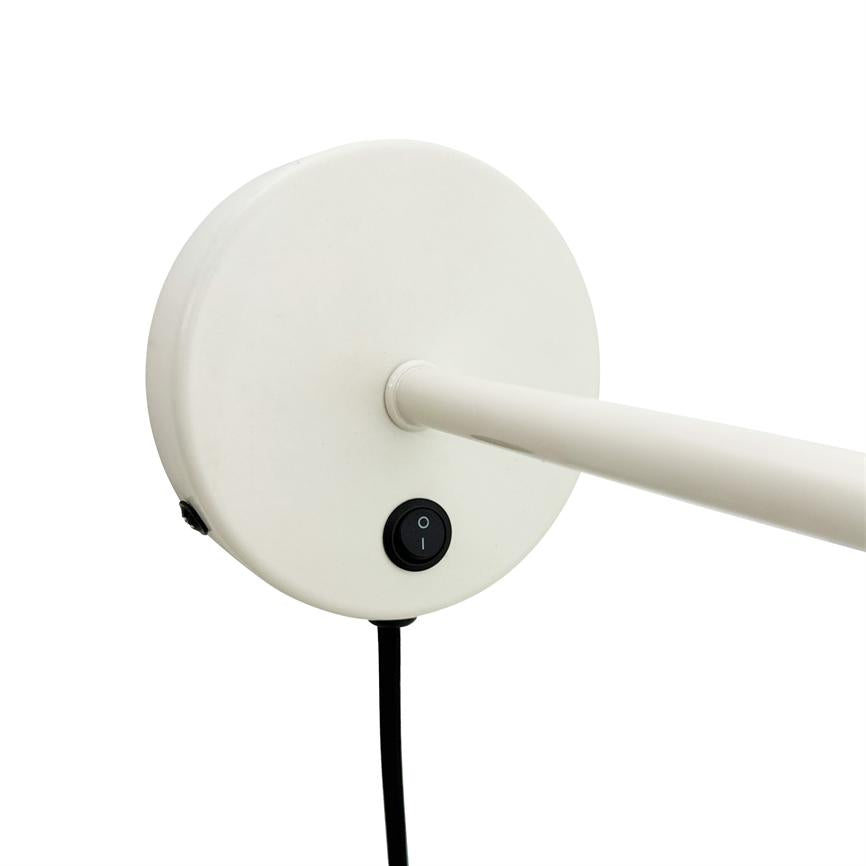 Rund, hvid lampebase holder en lang hvid stang; en sort, rund vippeafbryder (mærket "O I") og en sort ledning hænger ned mod hvid baggrund.