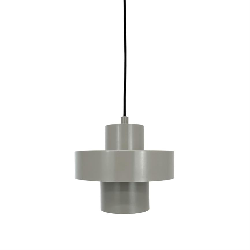 En grå, geometrisk pendellampe hænger i en sort ledning over en neutral hvid baggrund; sammensat af tre cylindriske niveauer, der danner et moderne, minimalistisk lysarmatur.