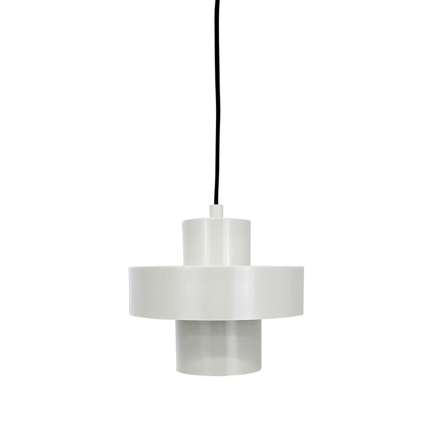 Hængelampe hænger i et sort kabel; tre cylindriske lag i mat hvidt, minimalistisk design mod en ensartet hvid baggrund.