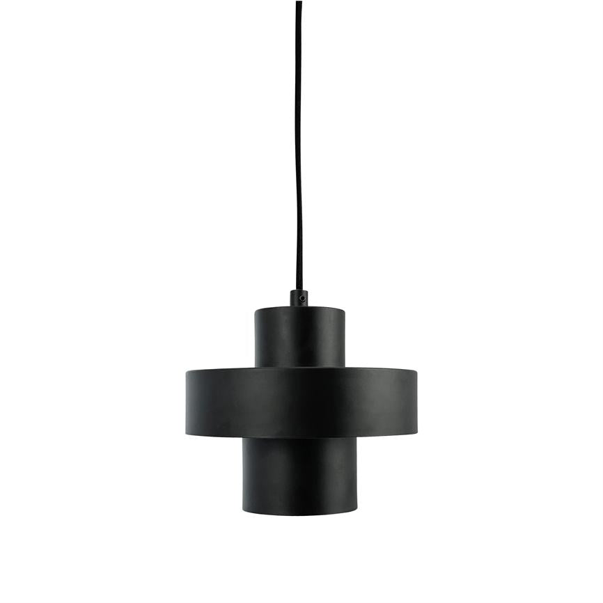 Sort pendellampe hænger i en tynd sort ledning; cylindrisk, lagdelt skærmdesign danner en moderne, industriel silhuet mod en ensartet hvid baggrund.