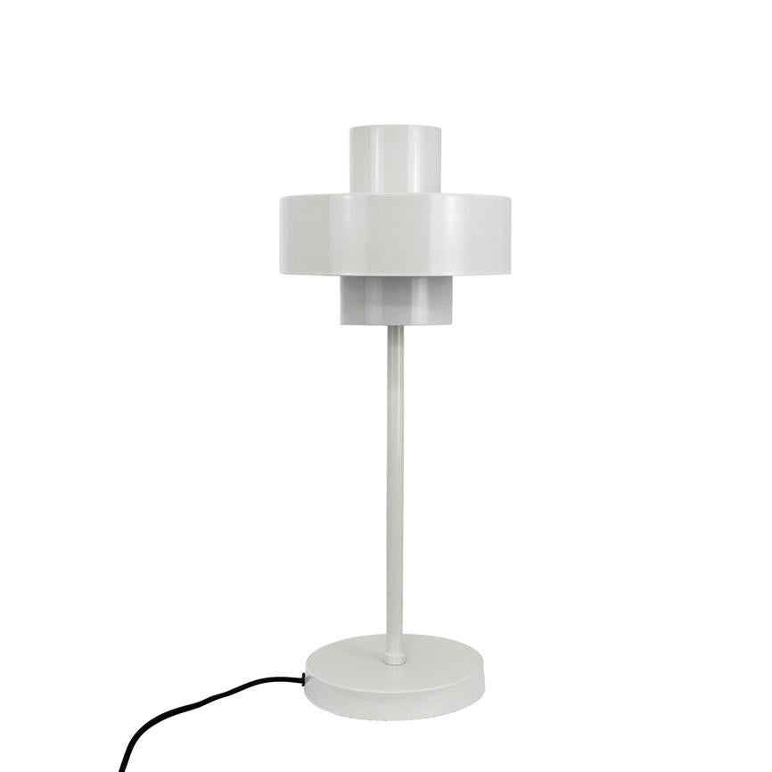 Hvid bordlampe står på en rund fod; en slank metalstang fører op til en to-lags cylindrisk skærm. Lampen er placeret mod en ensartet hvid baggrund, med sort ledning til venstre.