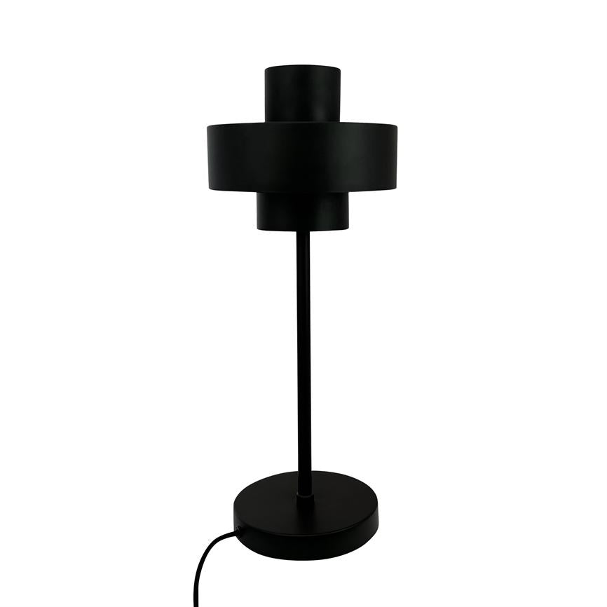 Sort moderne bordlampe står lodret; cylindrisk todelt skærm, tynd stang og rund fod med tilsluttet ledning, placeret mod ensartet hvid baggrund.
