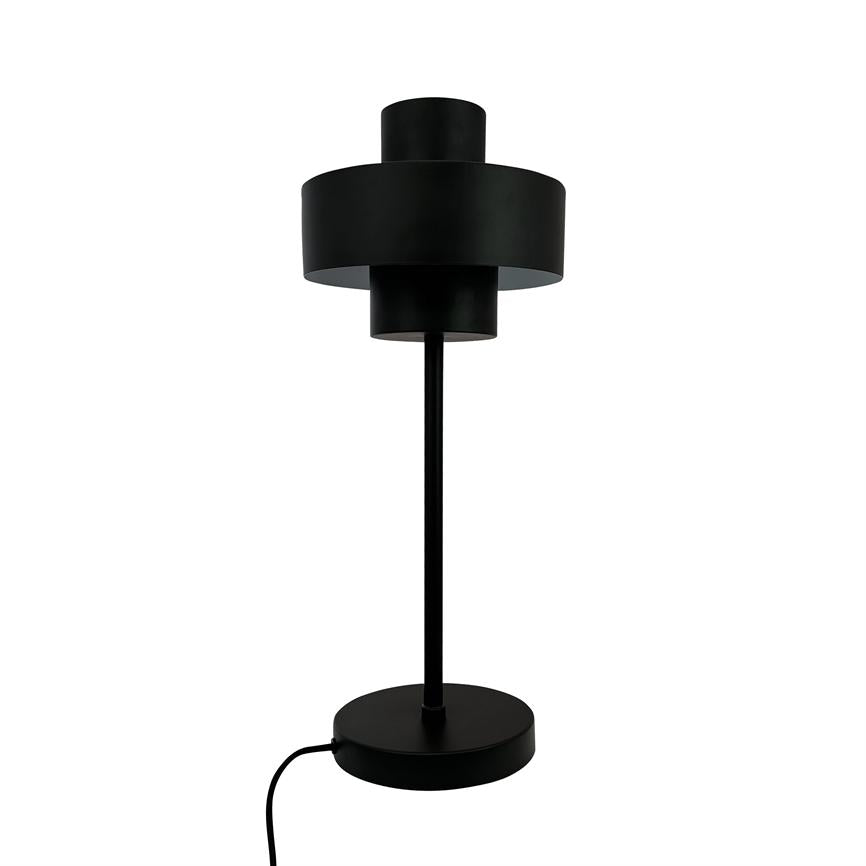Sort bordlampe (objekt) med to-trins cylindrisk skærm (handling: står slukket) på slank stang og rund fod, med ledning synlig, mod en ensartet hvid baggrund (kontekst).