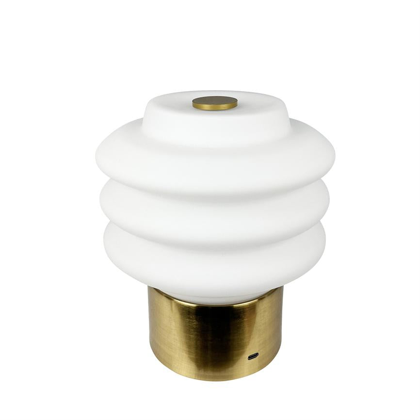 Bordlampe med hvid, bølget skærm i tre ringe står på en cylinderformet messingfod på hvid baggrund; en lille USB-C-port er synlig i foden.