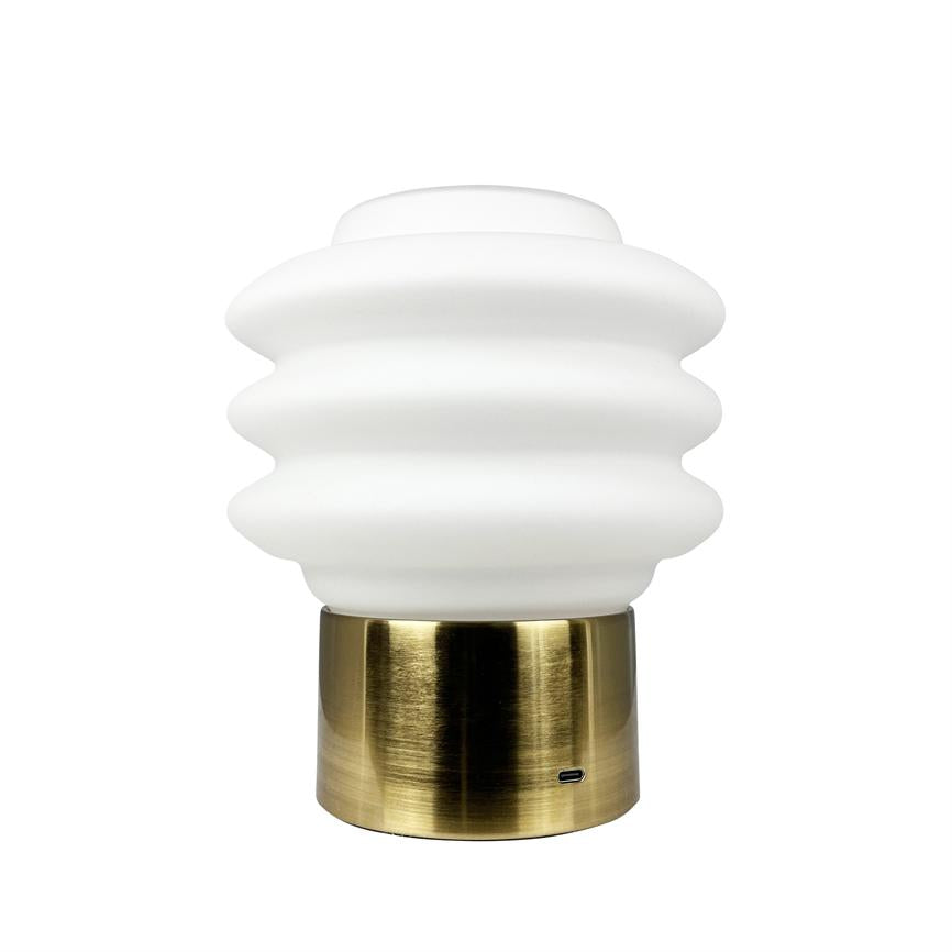 Bordlampe: bølget, hvid opalglaskuppel sidder på en messingfarvet cylindrisk fod; lampen er slukket og placeret mod en neutral hvid baggrund; synlig USB-C-port nederst.