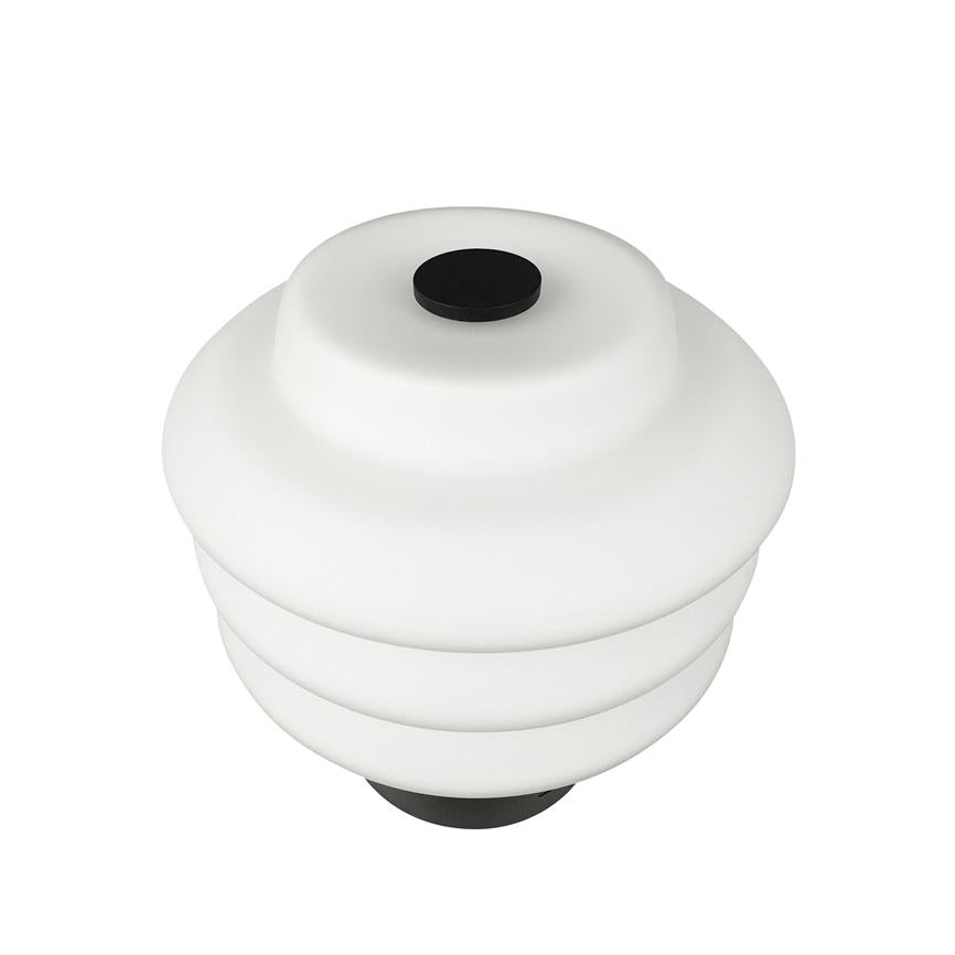 Hvid, lagdelt lampeskærm hviler på neutral hvid baggrund; tre ringformede niveauer med sort top- og bundbeslag, minimalistisk, moderne pendellampe.