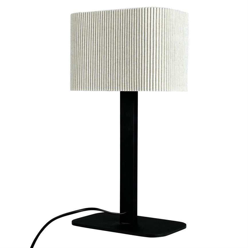 Bordlampe står opret med sort metalfod og rektangulær base, hvid ribbet cylindrisk lampeskærm øverst; sort ledning ligger løst over basen på hvid baggrund.