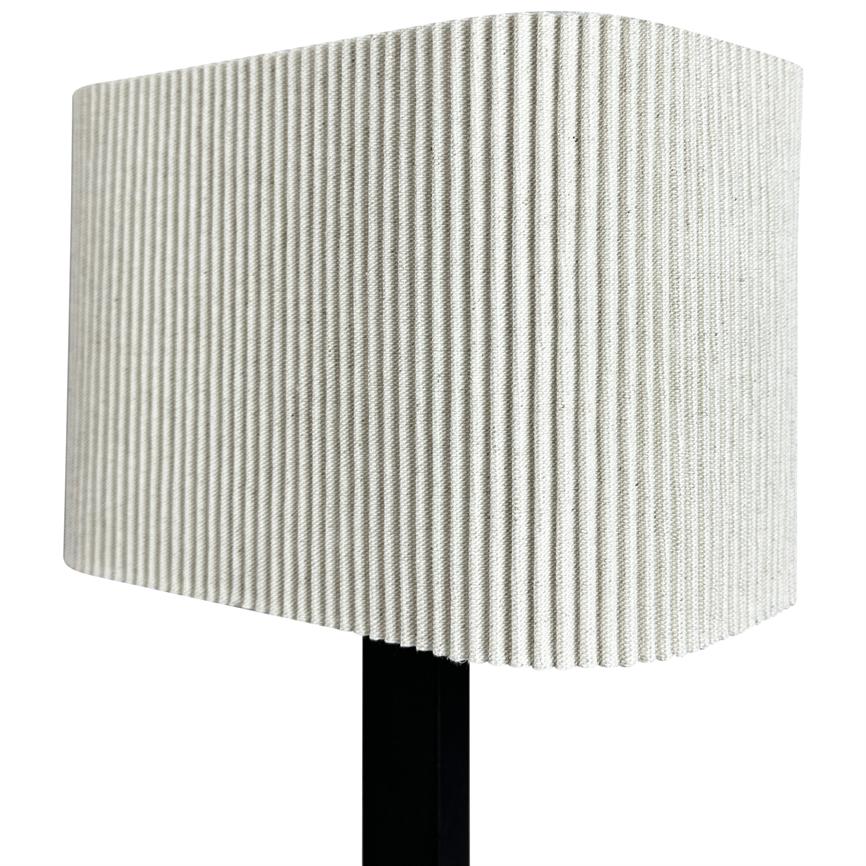 En ribbet, lys beige rektangulær lampeskærm sidder på en sort lampestang; den har tætte, vertikale folder og står mod en neutral hvid baggrund.