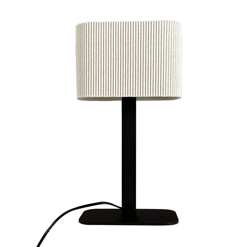 Bordlampe med ribbet hvid skærm står på et slankt sort metalstativ; flad sort fod og synlig sort strømkabel mod ensartet hvid baggrund.