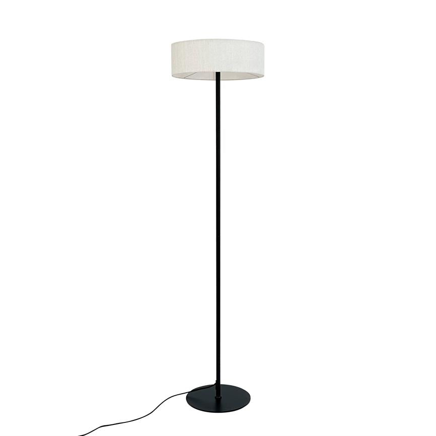 Gulvlampe står oprejst med en hvid cylindrisk skærm, tynd sort stander og rund sort fod; en sort ledning løber fra basen over en ensfarvet hvid baggrund.