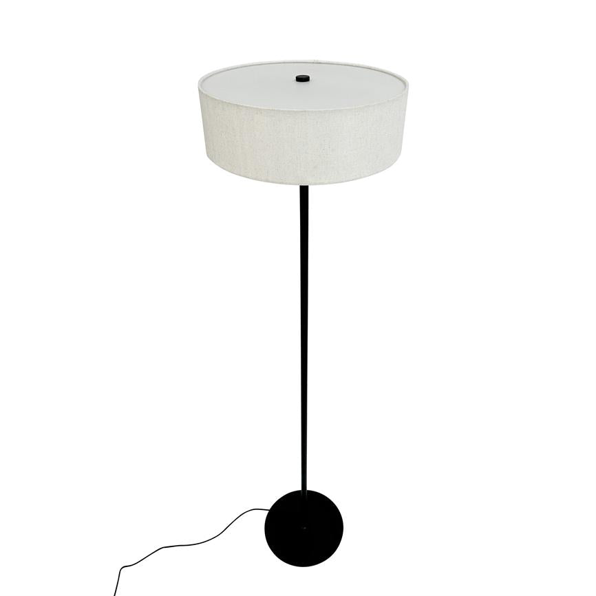 Gulvlampe står oprejst med en bred, rund hvid skærm; tynd sort stolpe og rund sort fod med synlig ledning på hvid baggrund.