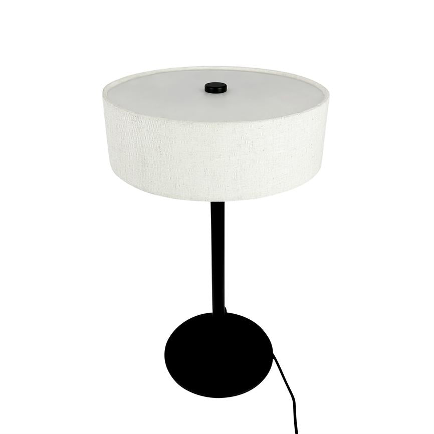 Bordlampe står på rund fod; sort smal stander og hvid, cylindrisk stofskærm; strømkabel løber ud fra basen; placeret mod en ensartet hvid baggrund.