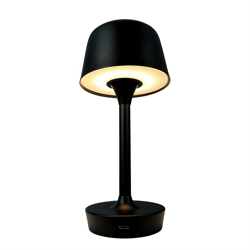 Sort bordlampe med rund skærm og slank skaft, udsender blødt, varmt cirkulært lys under skærmen; stående på en rund base mod hvid baggrund.