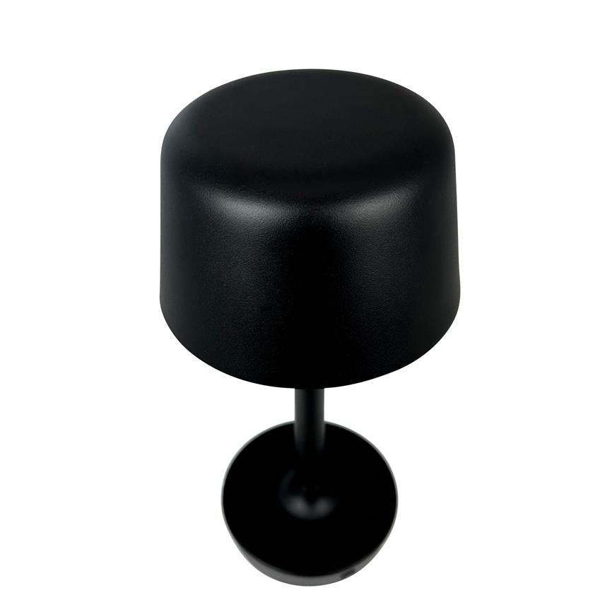 Sort bordlampe står med en afrundet cylindrisk skærm på en smal stang og en rund fod, placeret på en ensartet hvid baggrund.