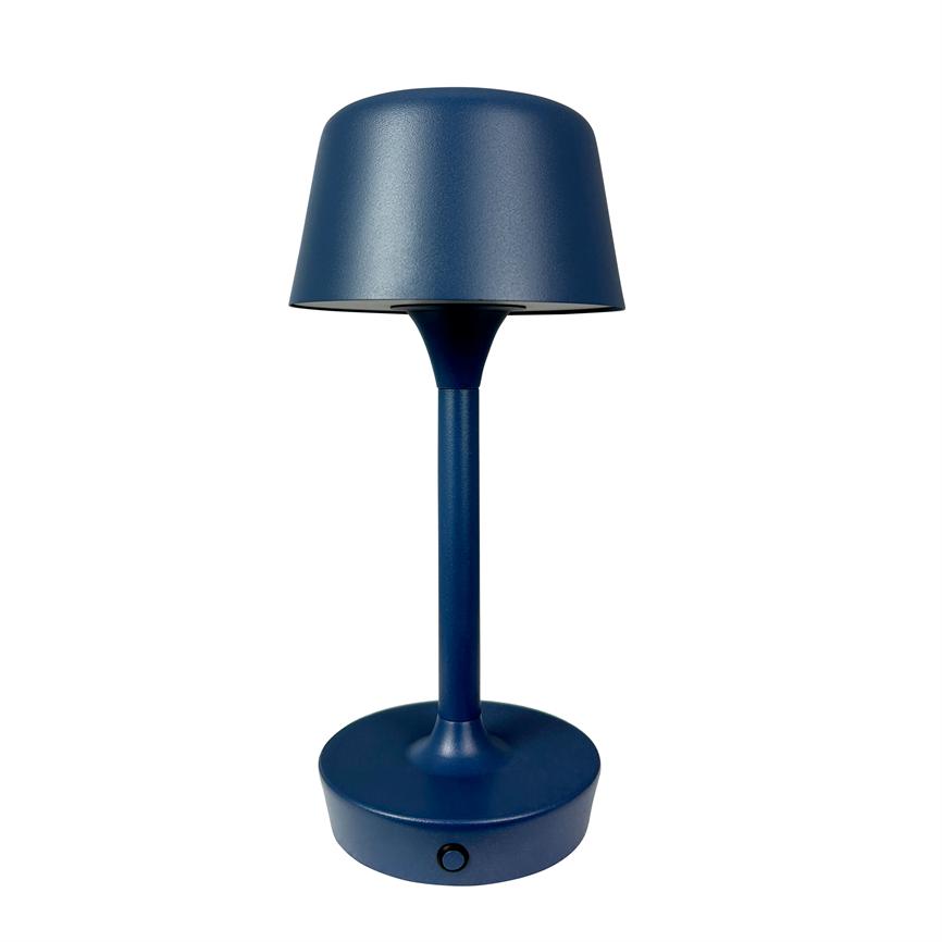 Bordlampe står oprejst; mat mørkeblå skærm og slank søjle på rund fod, tændes via lille sort trykknap ved basen, placeret mod hvid baggrund.