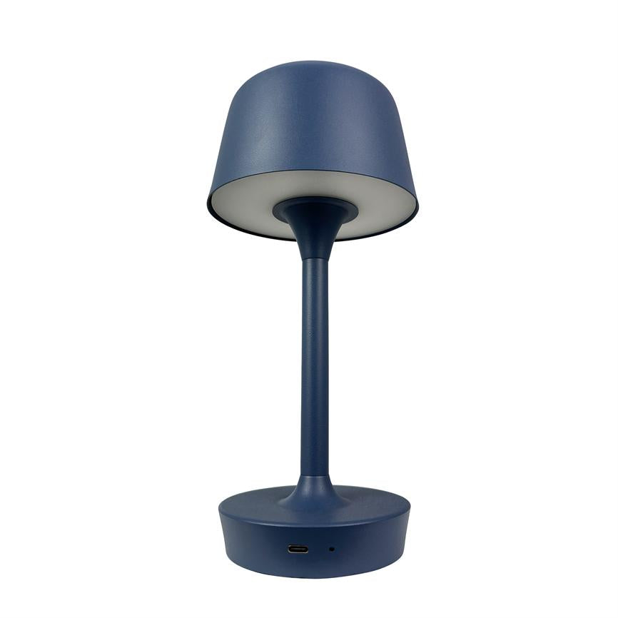 Bordlampe i mat mørkeblå, hævet skærm kaster lys nedad, slankt midterstykke og rund fod med USB-C-port, afbildet mod neutralt hvidt baggrund.