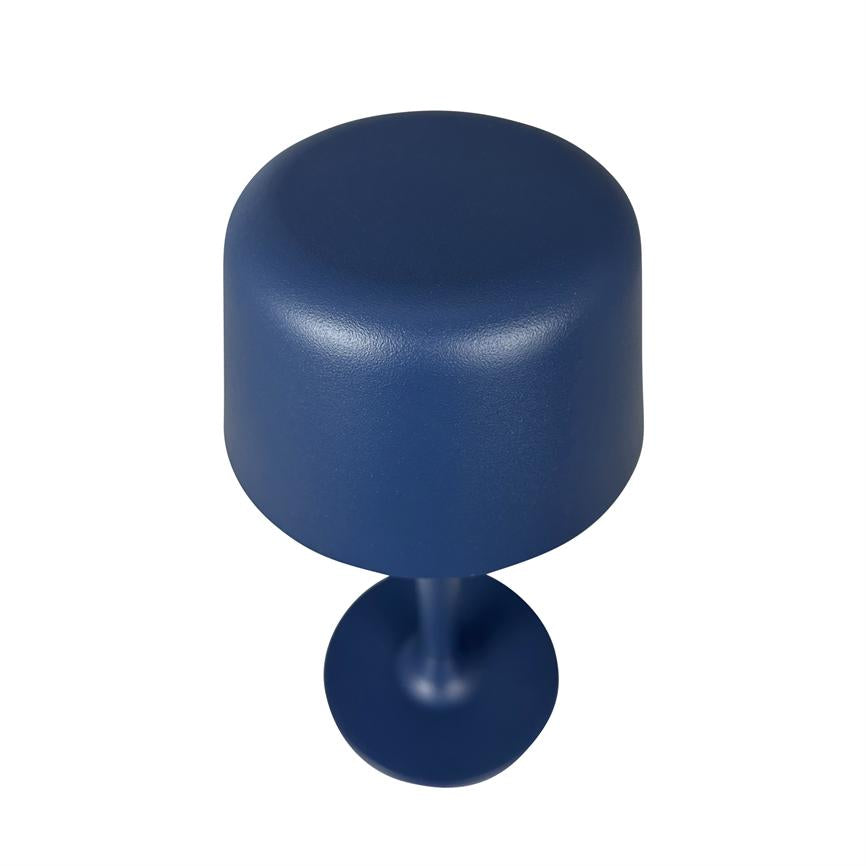 Blå rund skammel med blødt afrundet sæde hviler stabilt på en smal central søjle og rund fod; minimalistisk design, fotograferet mod en jævn hvid baggrund.