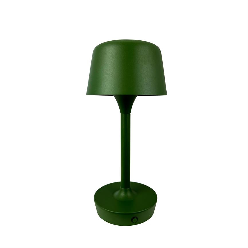 En mat grøn bordlampe står oprejst; slank central stang forbinder rund base og kuppelformet skærm, placeret alene mod en hvid baggrund.
