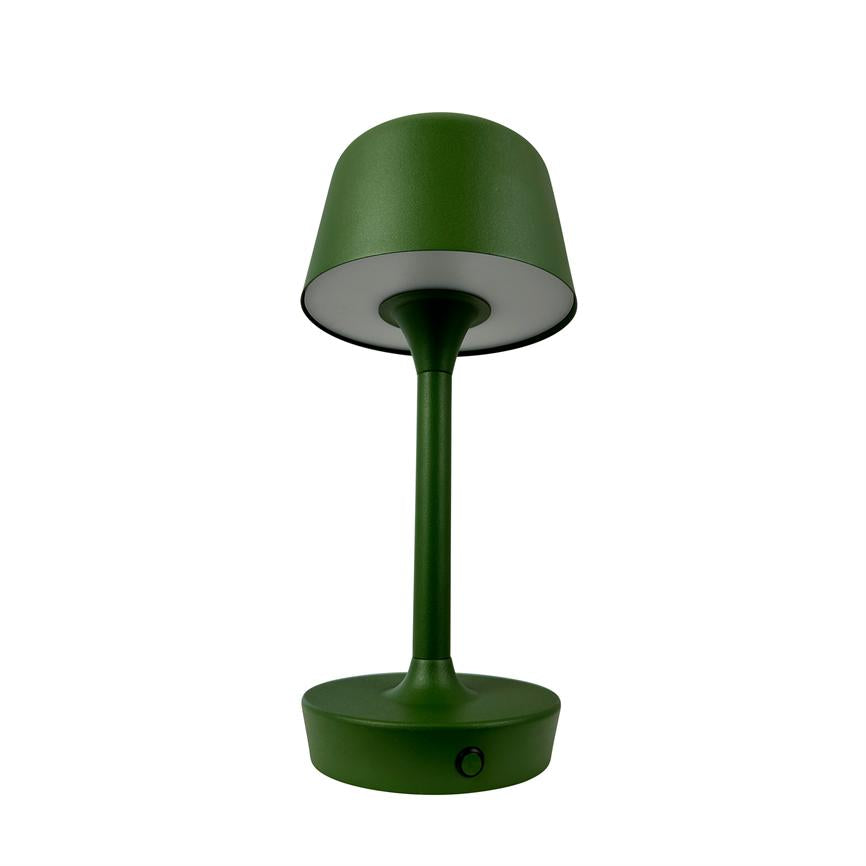 Grøn bordlampe står oprejst på en rund fod, med slank hals og konisk skærm, uden synlig ledning; placeret på hvid baggrund i en studio-lignende, veloplyst kontekst.
