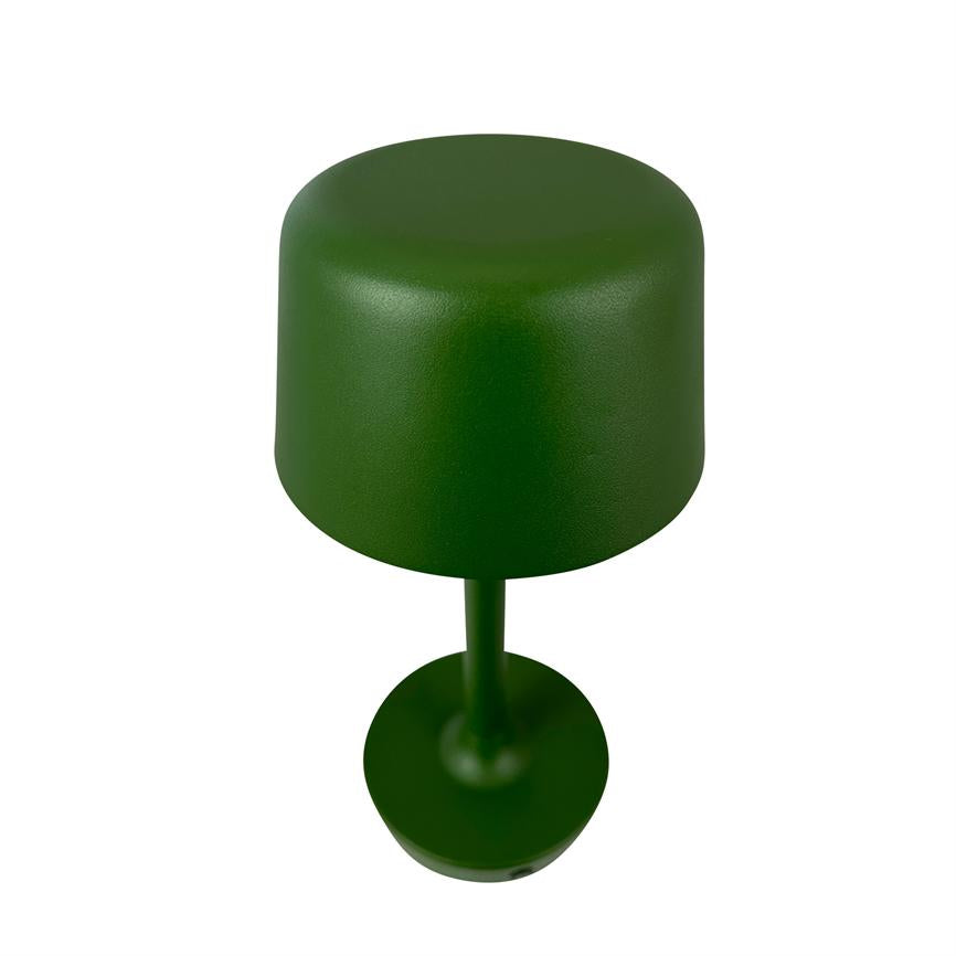 Grøn bordlampe med afrundet cylindrisk skærm står oprejst; et slankt skaft forbinder skærmen med en rund fod på ensfarvet hvid baggrund.