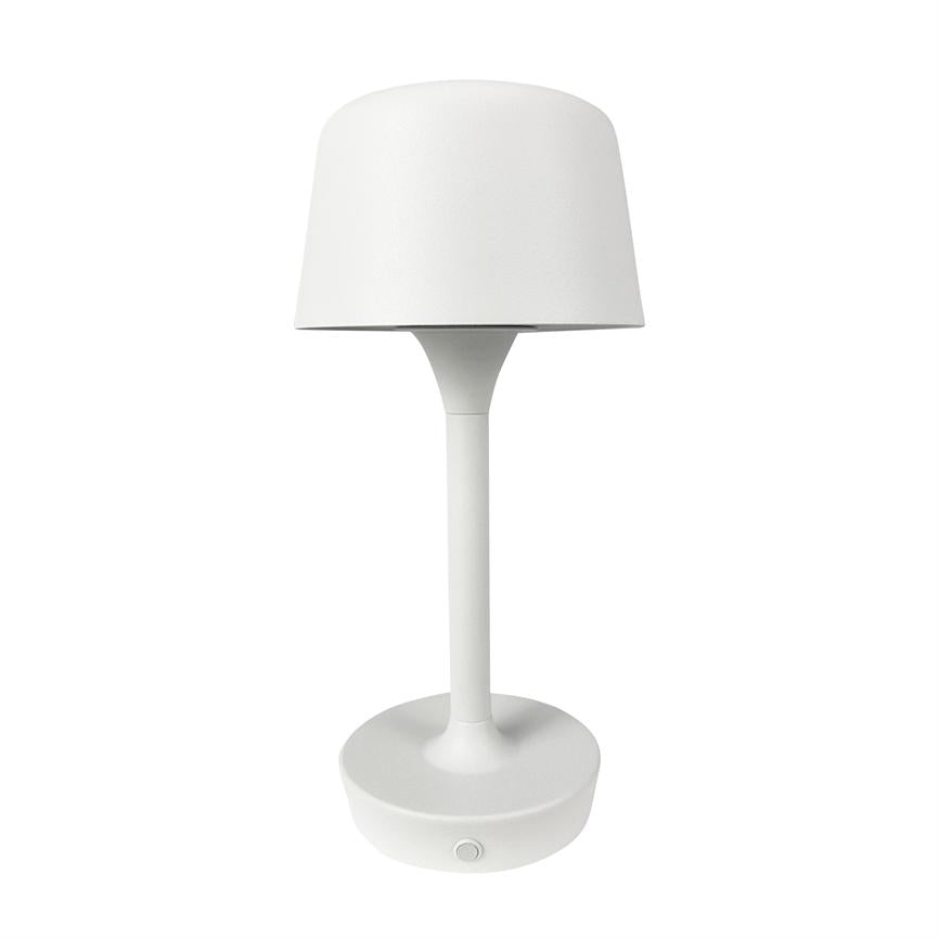Hvid bordlampe står oprejst; tætsiddende lampskærm, slank stang og rund fod med trykknap, fotograferet mod ensartet hvid baggrund.