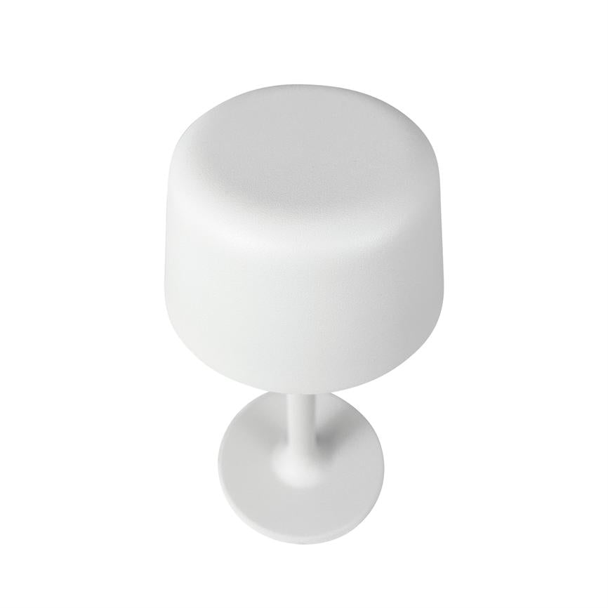 Hvid, cylindrisk bordlampe står på en slank stang og rund fod; enkel skærm og ensfarvet mat overflade, set ovenfra mod en neutral hvid baggrund.