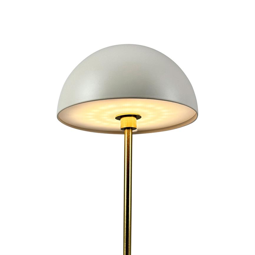 Lampe med hvid halvkugleskærm, udstråler varmt, diffust lys nedad på en slank guldfarvet stang foran en ensartet hvid baggrund.