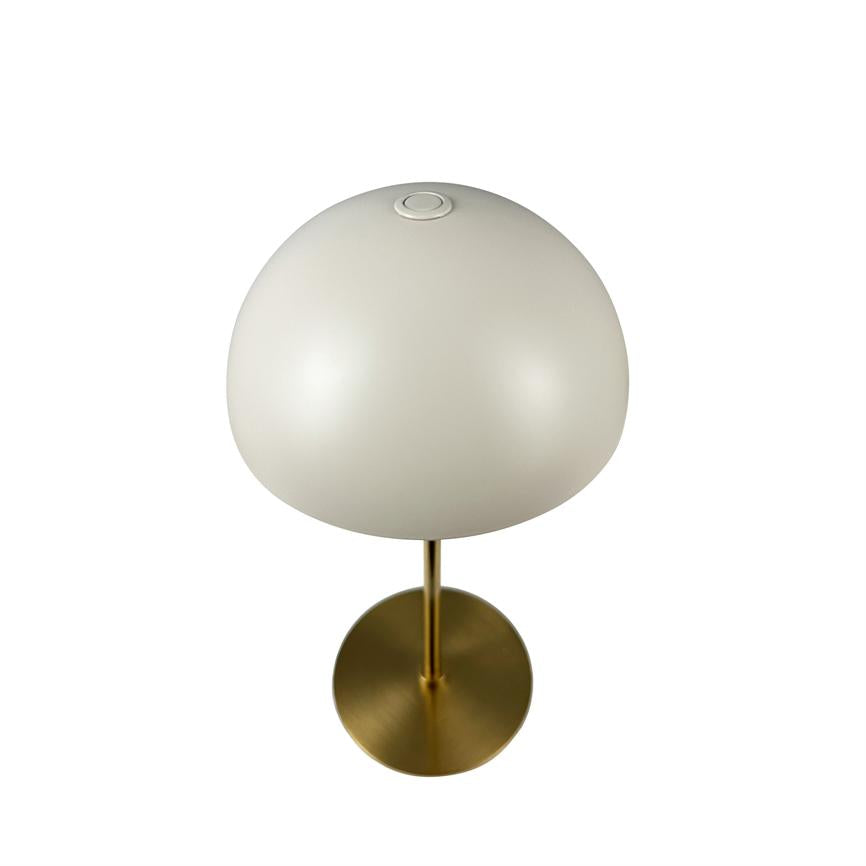 Bordlampe med rund, hvid kuppel og trykknap på toppen står på en slank, messingfarvet stang med cirkulær fod mod en ensartet hvid baggrund.