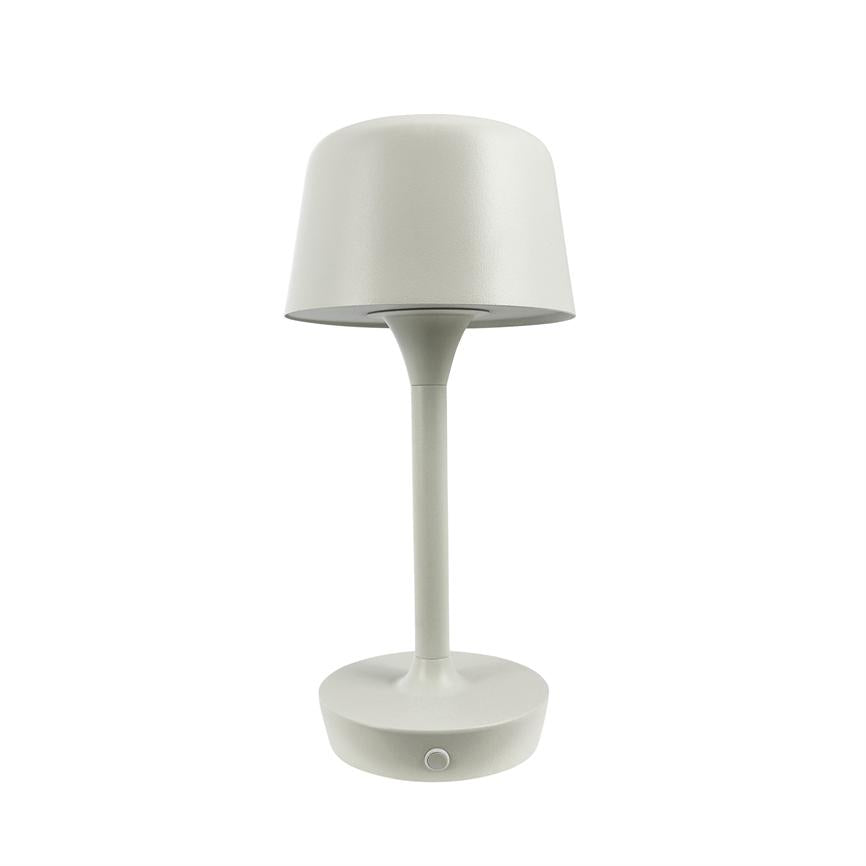 En hvid bordlampe står oprejst med en afrundet skærm og slankt skaft; rund base med lille cirkulær trykknap, placeret mod en ensartet hvid baggrund.
