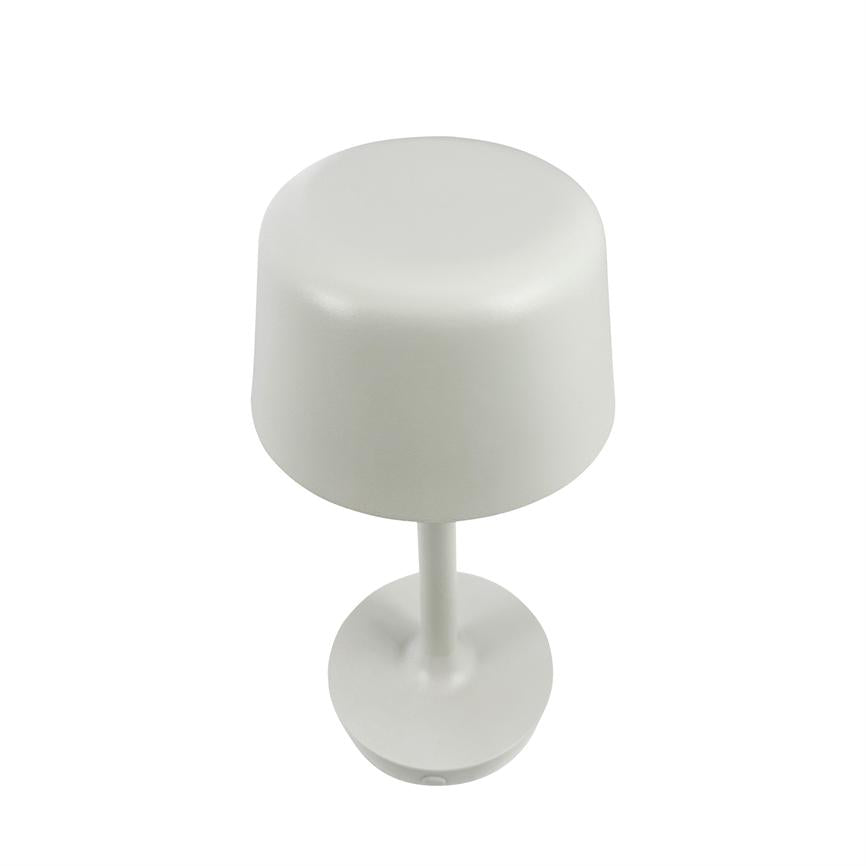 Bordlampe står på hvid baggrund, set lidt oppefra; cylindrisk skærm, slankt skaft og rund base med mat hvid finish.