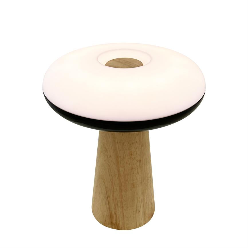Bordlampe ligner en stor hvid, donutformet skærm, der lyser blødt; den hviler på en konisk, lys træfod mod en enkel, hvid baggrund.