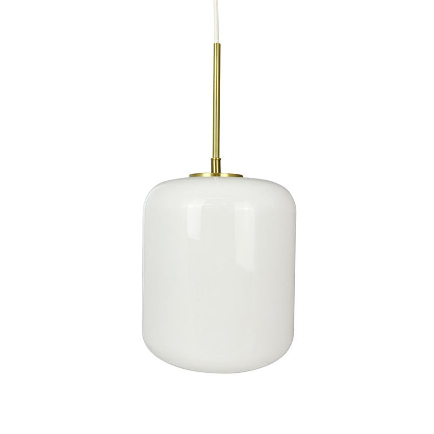 Hvid, glat og afrundet cylindrisk pendellampe hænger i en slank messingstang med hvid ledning; lampen er afdæmpet og vist mod en enkel, neutral hvid baggrund.