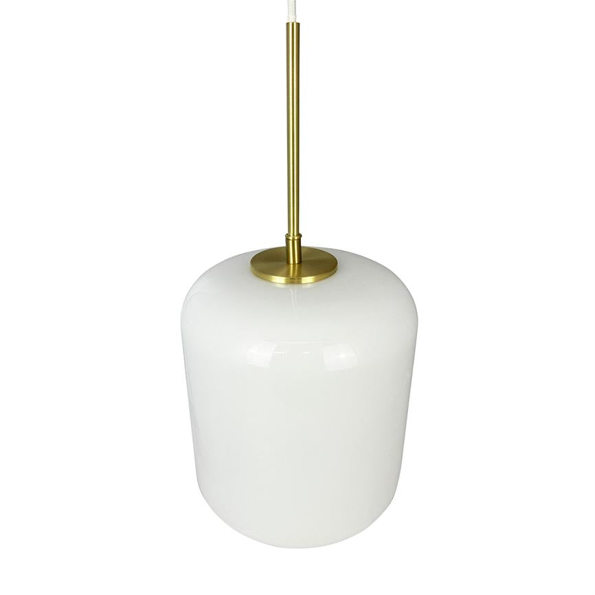 En hvid, cylindrisk glasskærm hænger fra en slank messingstang; blank overflade, enkelt design mod en ensartet hvid baggrund.