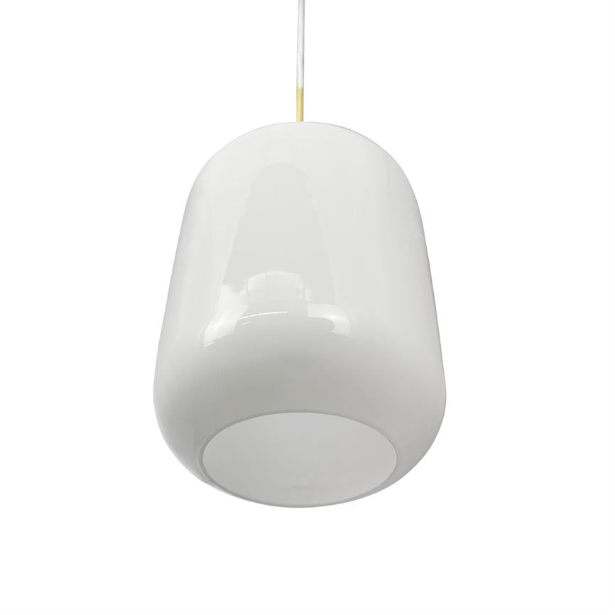Hvid glaspendel hænger i en tynd ledning, med rund, glat overflade og lukket bund, som en enkelt loftlampe mod en ensartet hvid baggrund.
