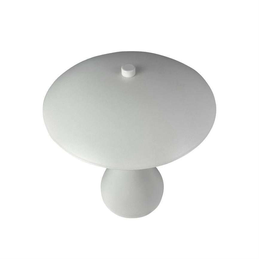 Hvid, svampeformet bordlampe hviler stille set ovenfra; rund, flad skærm med en lille knap i midten, afrundet sokkel under, placeret mod en ensartet hvid baggrund.