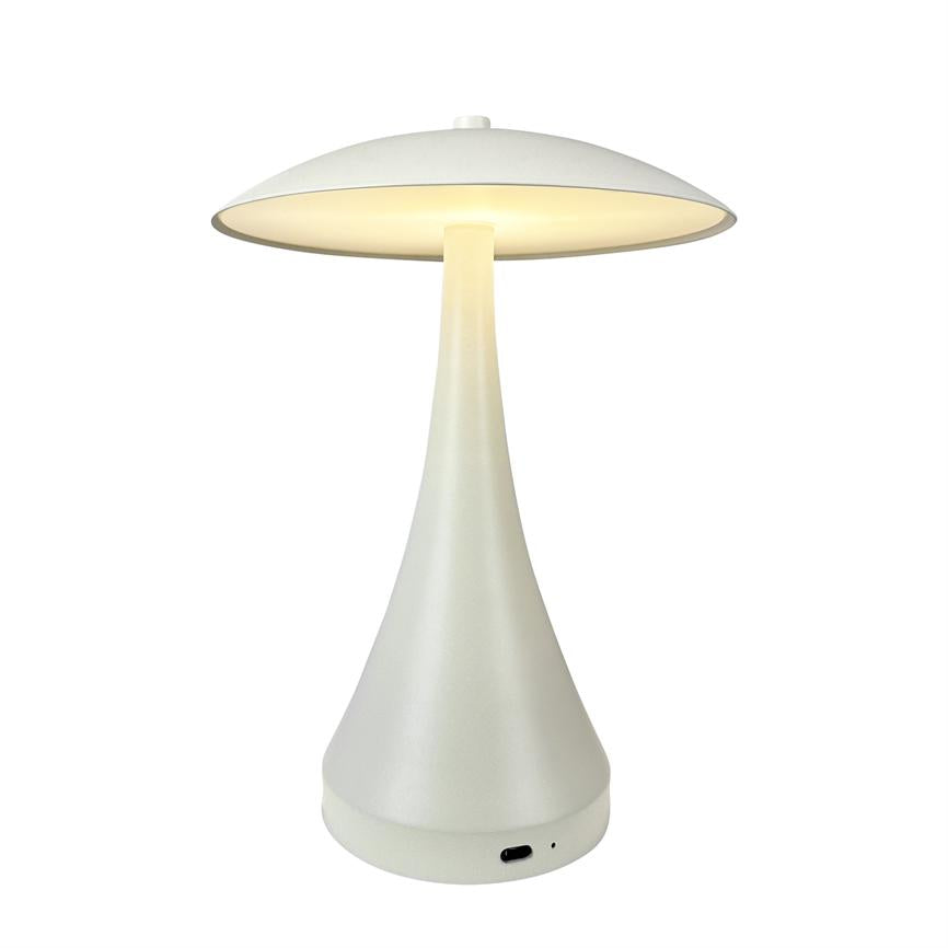 Hvid svampeformet bordlampe sender blødt, varmt lys nedad; slank kegleformet fod støtter rund skærm. Placeret på neutral hvid baggrund som minimalistisk produktfoto.