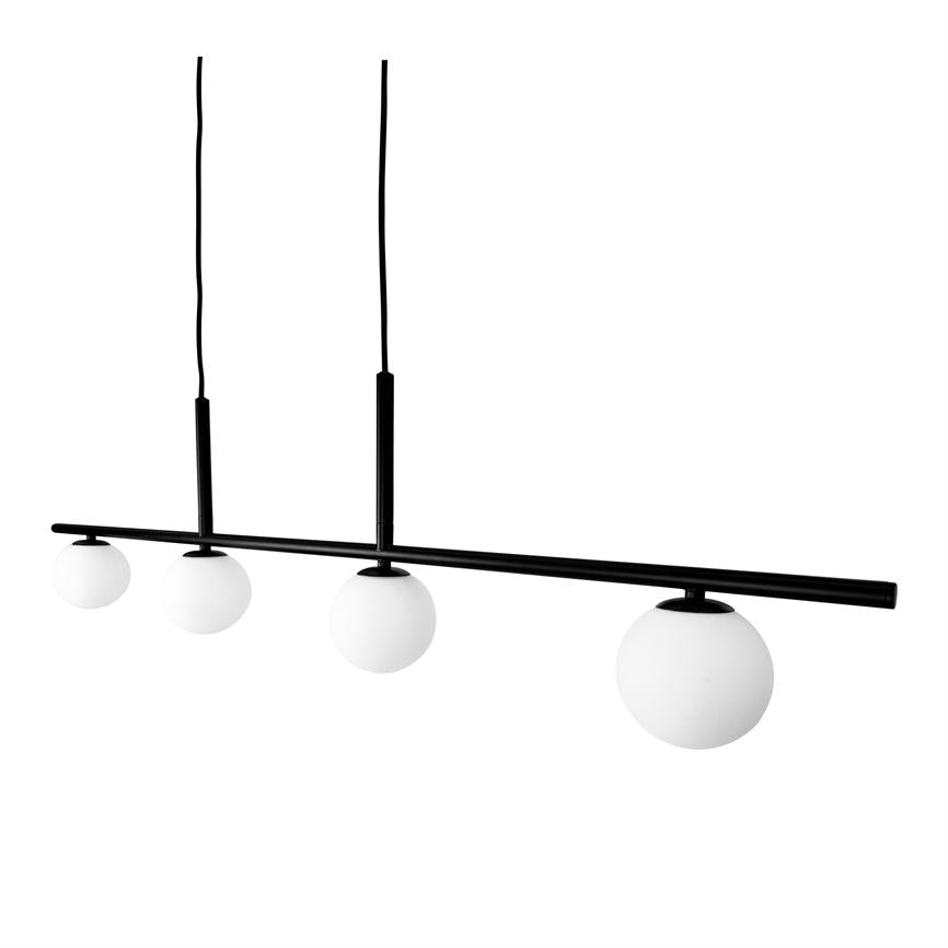 En sort stanglampe hænger; fire matte hvide glaskugler er monteret under stangen på jævne afstande, ophængt i to sorte ledninger mod en hvid baggrund.
