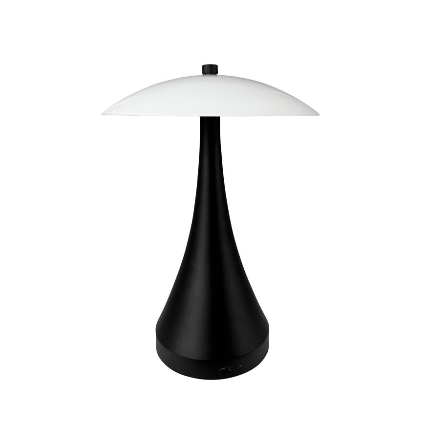 Sort bordlampe med slank, kegleformet fod og bred, flad hvid skærm, står oprejst med en USB-ladeport i bunden på en ensartet hvid baggrund.